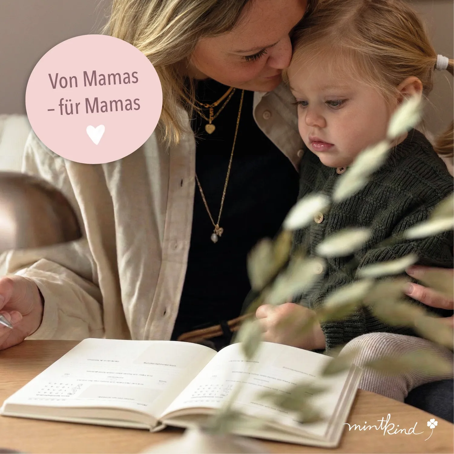 MINTKIND Mama Journal Tagebuch Leinen Beige geführt