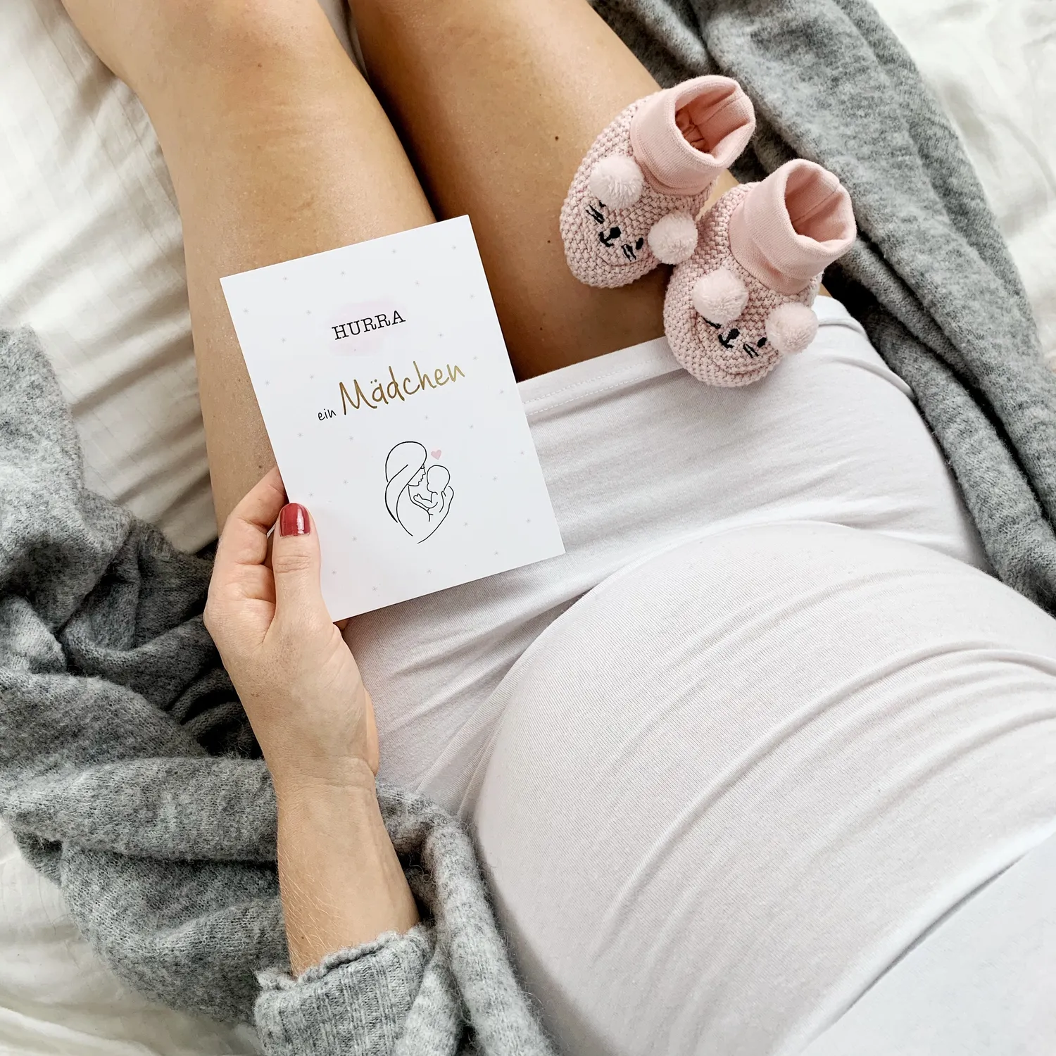 MINTKIND Hurra ein Mädchen Postkarte Gold DIN A6 Goldfolie